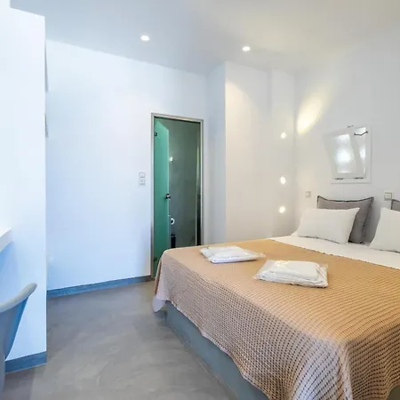 Lorenzo And Paros ナウサ