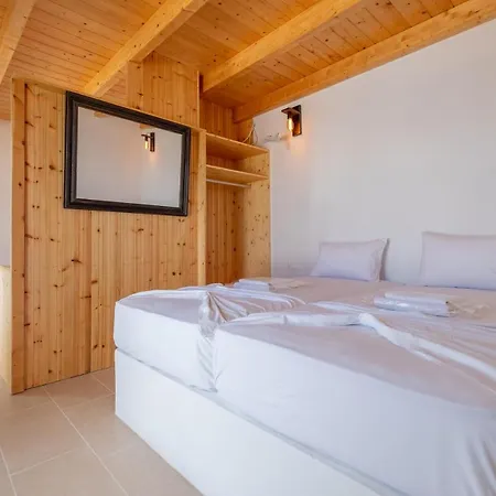 Lorenzo And Paros ナウサ