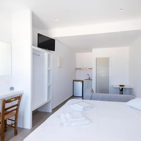 Lorenzo Studios * Naousa (Paros)