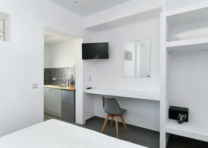 Lorenzo Studios * Naousa (Paros)